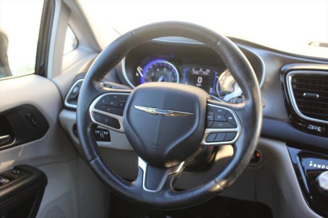 Photo of 2020 Brilliant Black Crystal Pearlcoat Chrysler Pacifica