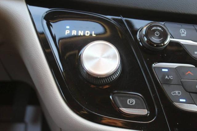 Photo of 2020 Brilliant Black Crystal Pearlcoat Chrysler Pacifica