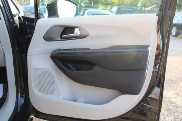 Photo of 2020 Brilliant Black Crystal Pearlcoat Chrysler Pacifica
