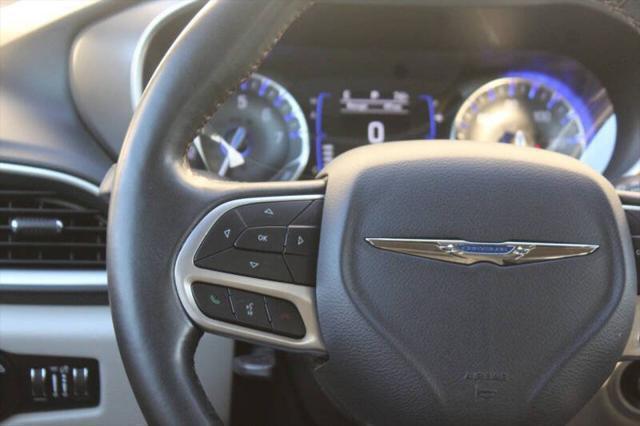 Photo of 2020 Brilliant Black Crystal Pearlcoat Chrysler Pacifica