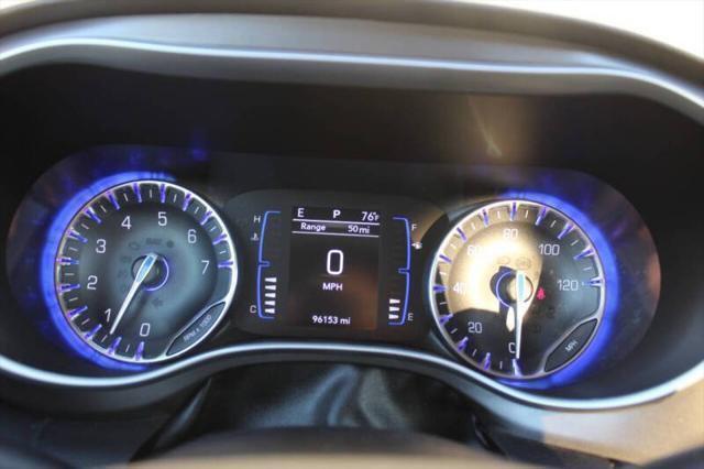 Photo of 2020 Brilliant Black Crystal Pearlcoat Chrysler Pacifica