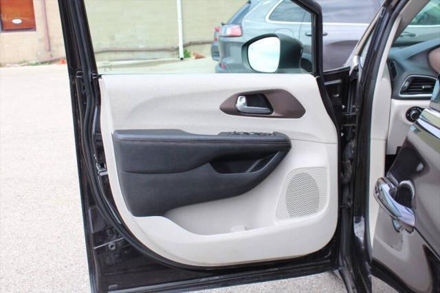 Photo of 2017 Brilliant Black Crystal Pearlcoat Chrysler Pacifica