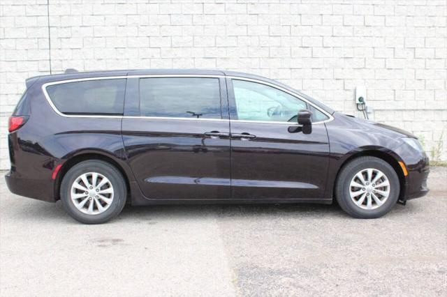 Photo of 2017 Brilliant Black Crystal Pearlcoat Chrysler Pacifica