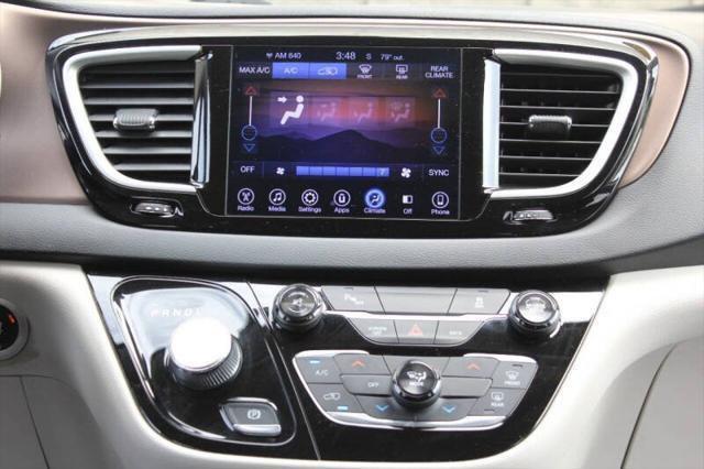Photo of 2017 Brilliant Black Crystal Pearlcoat Chrysler Pacifica