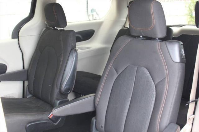 Photo of 2017 Brilliant Black Crystal Pearlcoat Chrysler Pacifica