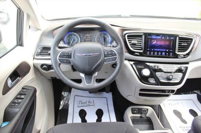 Photo of 2017 Brilliant Black Crystal Pearlcoat Chrysler Pacifica
