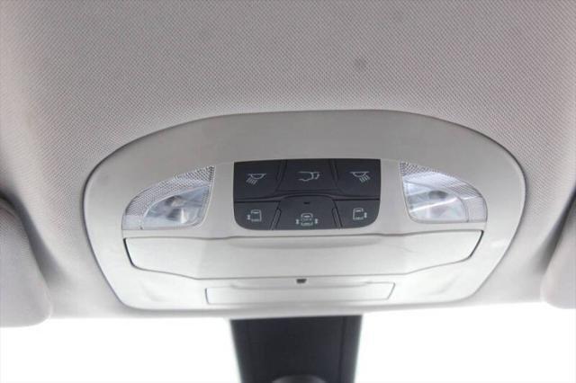 Photo of 2017 Brilliant Black Crystal Pearlcoat Chrysler Pacifica