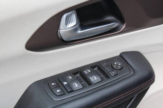 Photo of 2017 Brilliant Black Crystal Pearlcoat Chrysler Pacifica