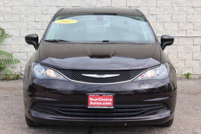 Photo of 2017 Brilliant Black Crystal Pearlcoat Chrysler Pacifica