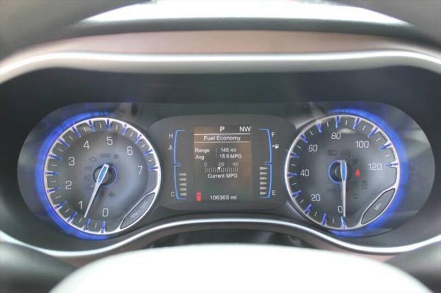 Photo of 2017 Brilliant Black Crystal Pearlcoat Chrysler Pacifica