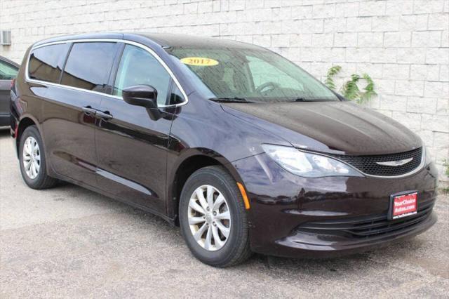 Photo of 2017 Brilliant Black Crystal Pearlcoat Chrysler Pacifica