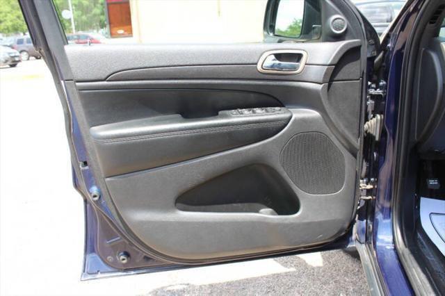 Photo of 2016 True Blue Pearlcoat Jeep Grand Cherokee
