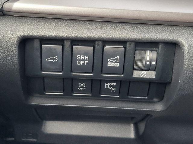 Photo of 2023 Ice Silver Metallic Subaru Forester