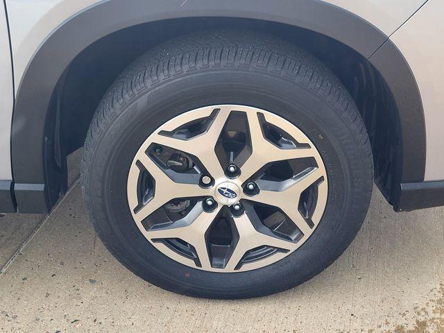 Photo of 2023 Ice Silver Metallic Subaru Forester