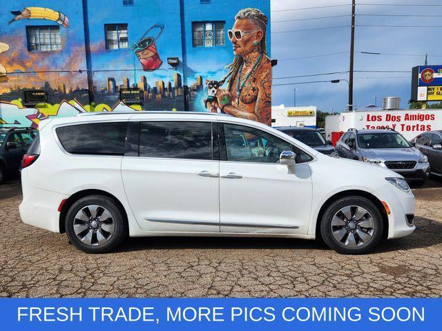 Photo of 2018 Bright White Clearcoat Chrysler Pacifica Hybrid