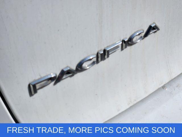 Photo of 2018 Bright White Clearcoat Chrysler Pacifica Hybrid