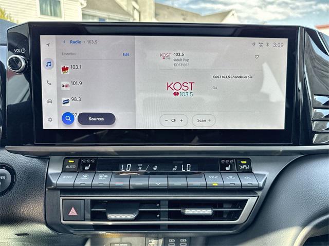 Photo of 2025 Wind Chill Pearl/Midnight Black Metallic Toyota Camry
