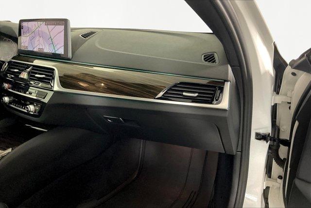 Photo of 2022 Alpine White BMW 530