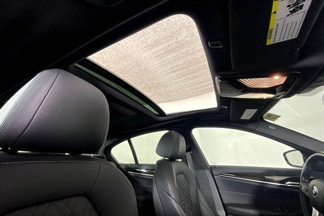 Photo of 2022 Alpine White BMW 530