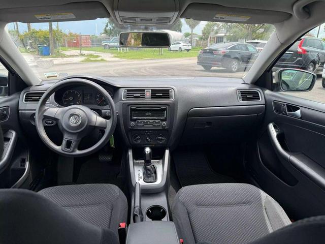 Photo of 2014 Reflex Silver Metallic Volkswagen Jetta