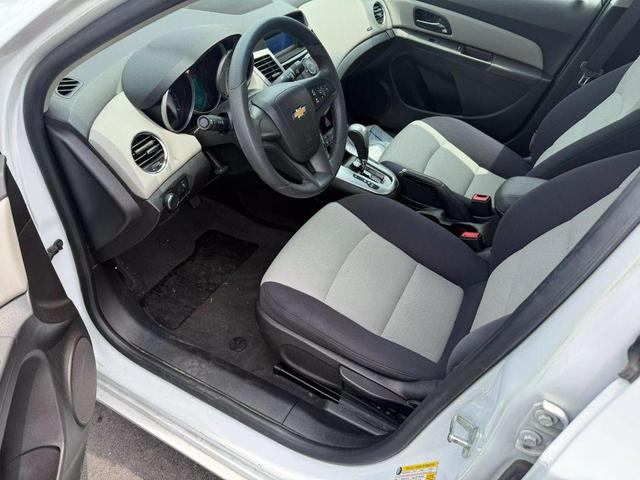 Photo of 2015 Summit White Chevrolet Cruze