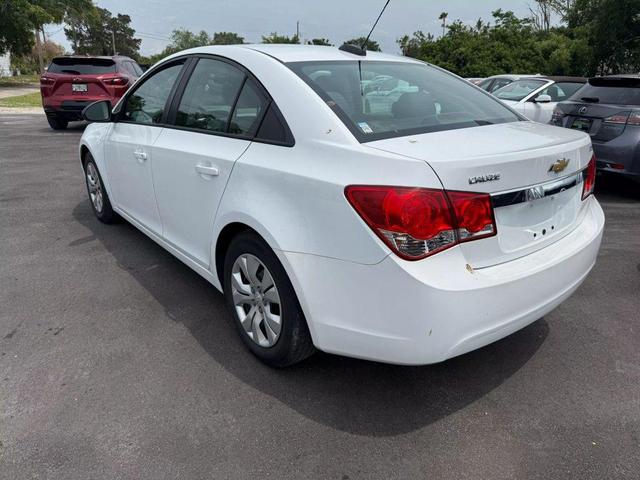 Photo of 2015 Summit White Chevrolet Cruze