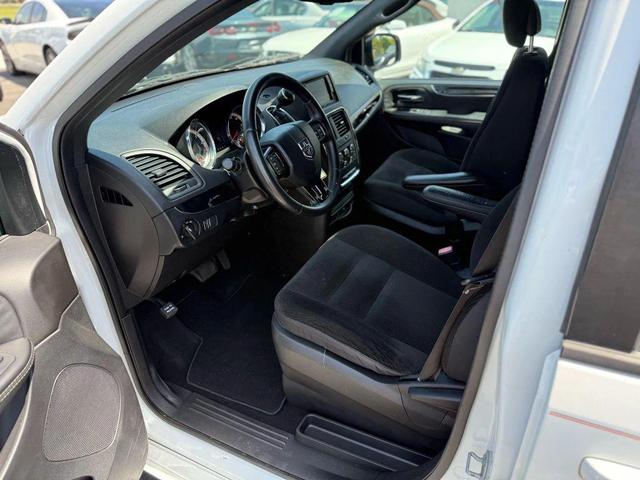 Photo of 2017 White Knuckle Clearcoat Dodge Grand Caravan