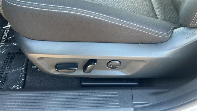 Photo of 2024 Everest White Pearl Nissan Rogue