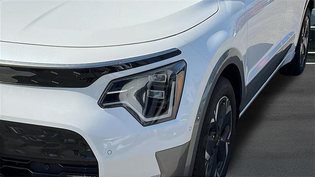 Photo of 2025 Snow White Pearl Kia Niro EV