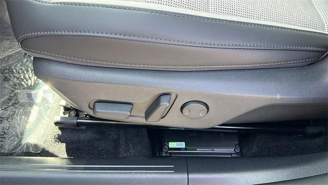 Photo of 2025 Snow White Pearl Kia Niro EV