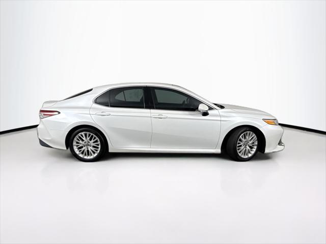 Photo of 2018 Super White Toyota Camry