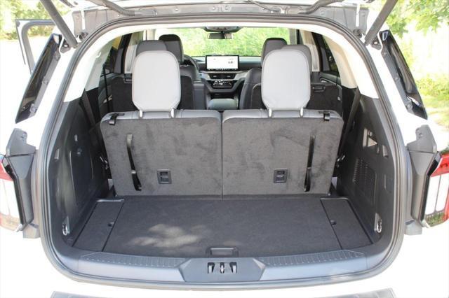 Photo of 2025 Star White Metallic Tri-Coat Ford Explorer