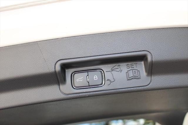 Photo of 2025 Star White Metallic Tri-Coat Ford Explorer