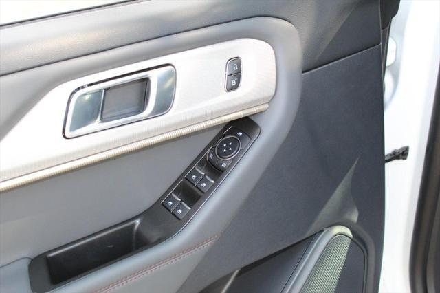 Photo of 2025 Star White Metallic Tri-Coat Ford Explorer