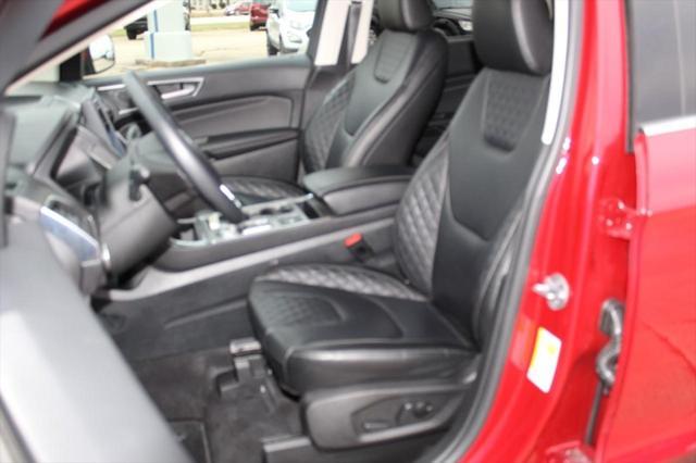Photo of 2024 Rapid Red Metallic Tinted Clearcoat Ford Edge