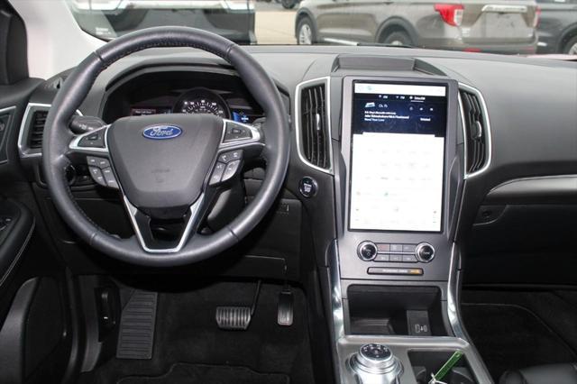 Photo of 2024 Rapid Red Metallic Tinted Clearcoat Ford Edge