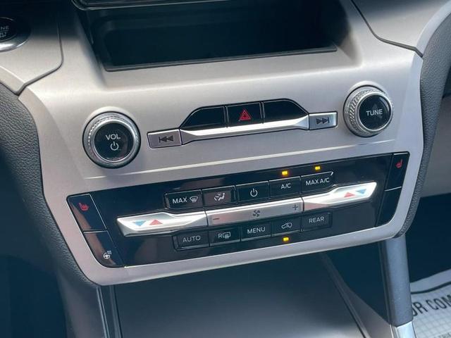 Photo of 2024 Iconic Silver Metallic Ford Explorer