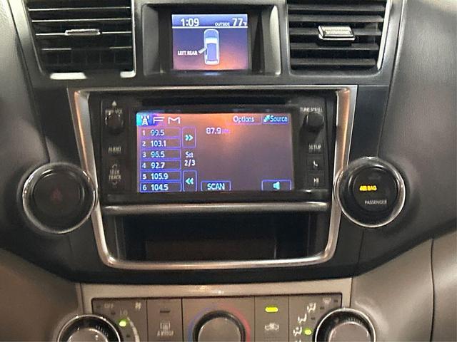 Photo of 2013 Silver Toyota Highlander