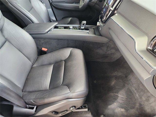 Photo of 2024 Crystal White Metallic Volvo XC60