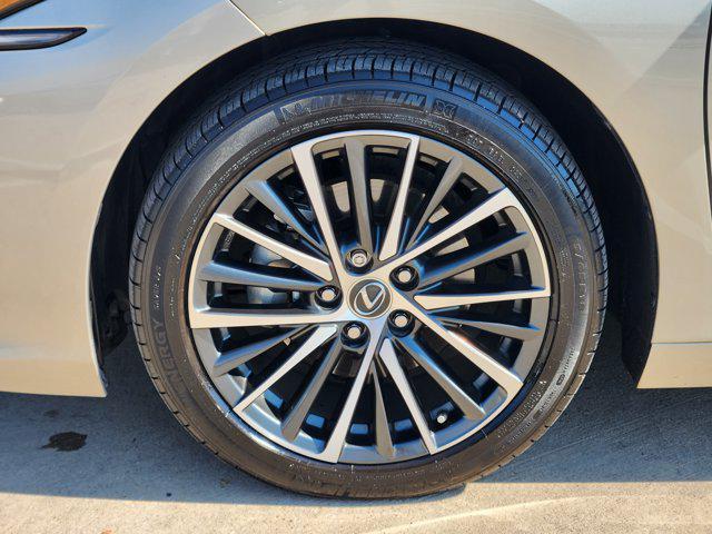 Photo of 2023 Moonbeam Beige Metallic Lexus ES 350
