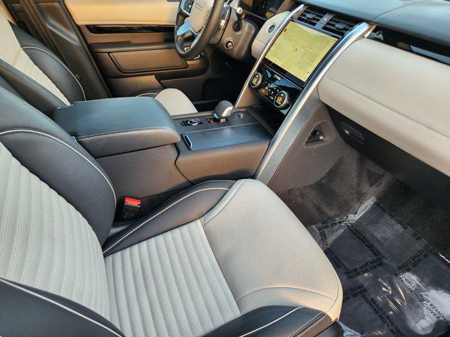 Photo of 2023 Santorini Black Metallic Land Rover Discovery