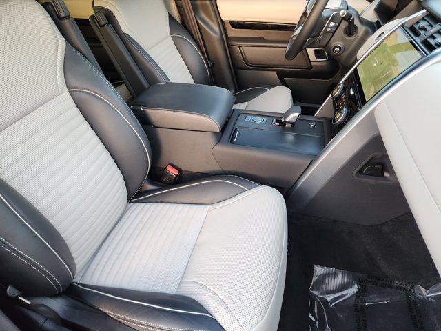 Photo of 2023 Santorini Black Metallic Land Rover Discovery