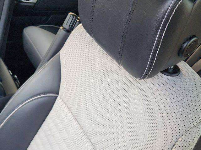 Photo of 2023 Santorini Black Metallic Land Rover Discovery