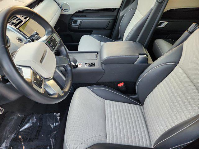 Photo of 2023 Santorini Black Metallic Land Rover Discovery