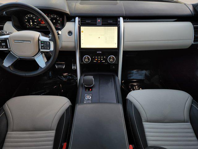 Photo of 2023 Santorini Black Metallic Land Rover Discovery