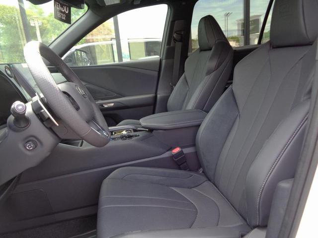 Photo of 2025 White Lexus TX 500h