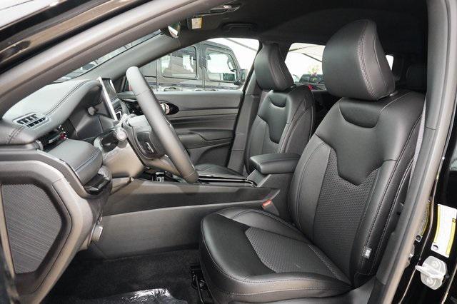 Photo of 2025 Diamond Black Crystal Pearlcoat Jeep Compass