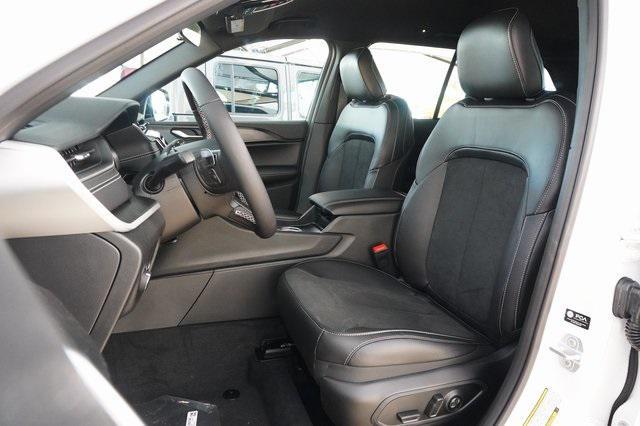 Photo of 2025 Bright White Clearcoat Jeep Grand Cherokee