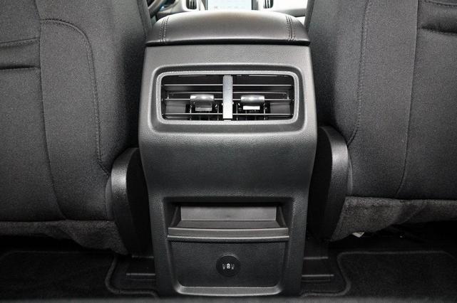 Photo of 2024 Iconic Silver Metallic Ford Edge