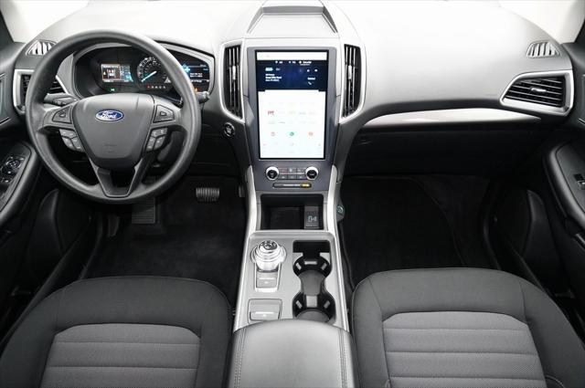 Photo of 2024 Iconic Silver Metallic Ford Edge